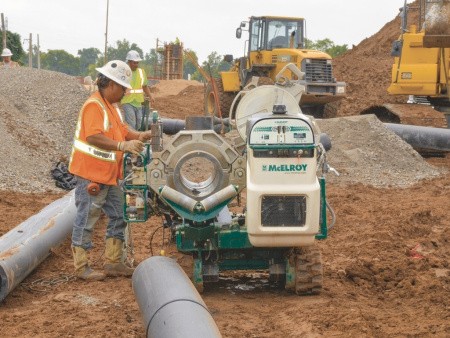 Самоходная машина McElroy TracStar 412 в работе